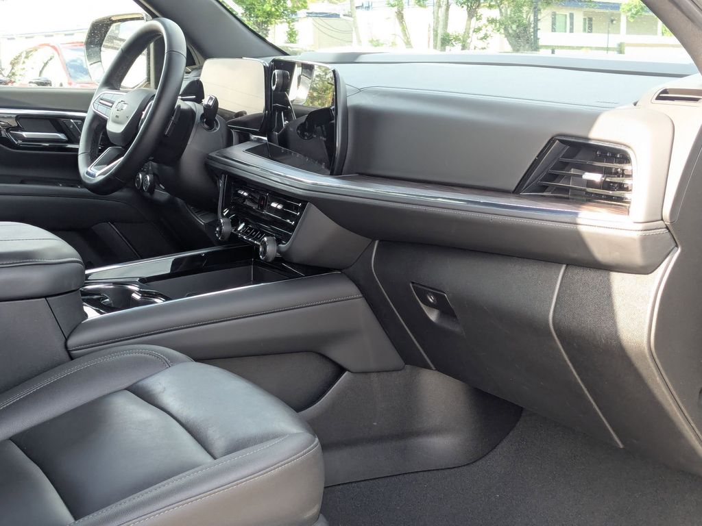 Thumbnail: 2025 Chevrolet Suburban - 31