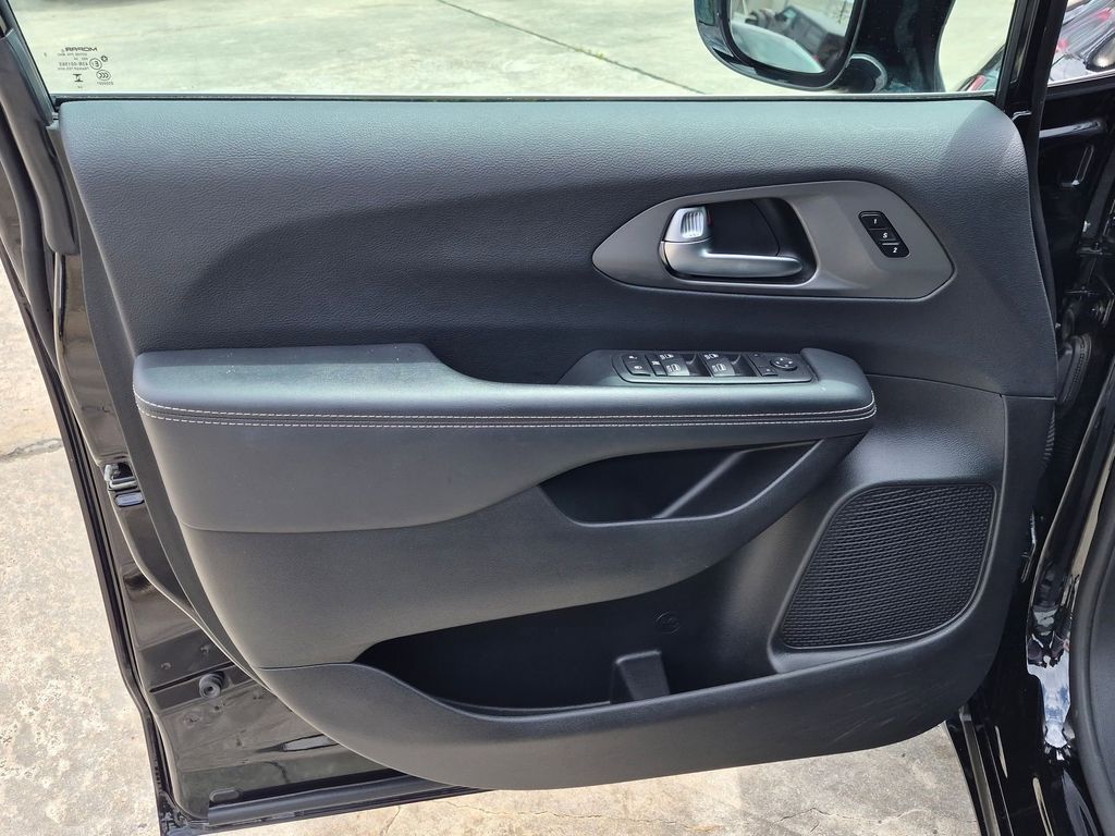 Thumbnail: 2025 Chrysler Pacifica - 11