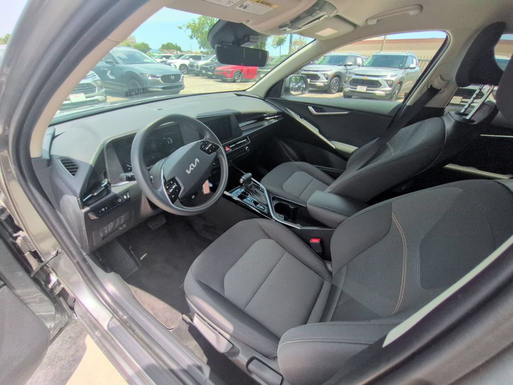 Thumbnail: 2025 Kia Niro - 15