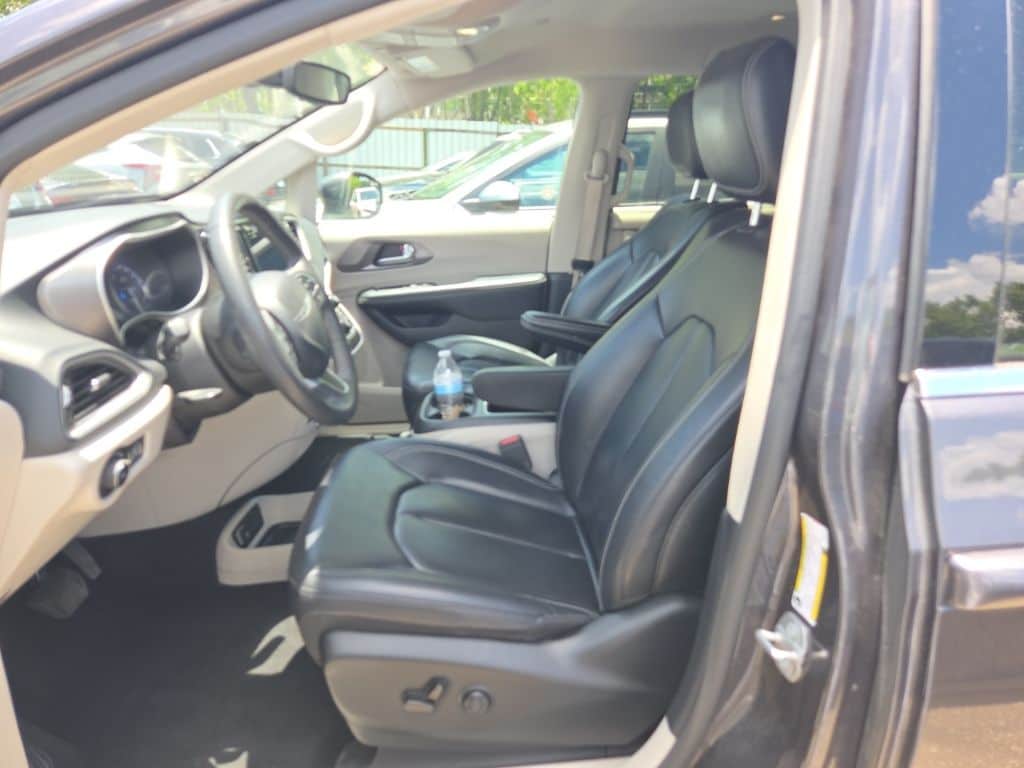 Thumbnail: 2023 Chrysler Pacifica - 3