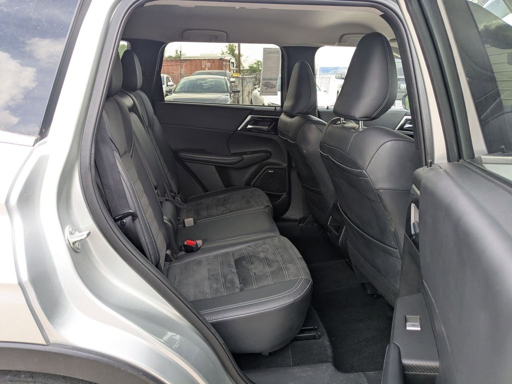 Thumbnail: 2025 Mitsubishi Outlander - 30