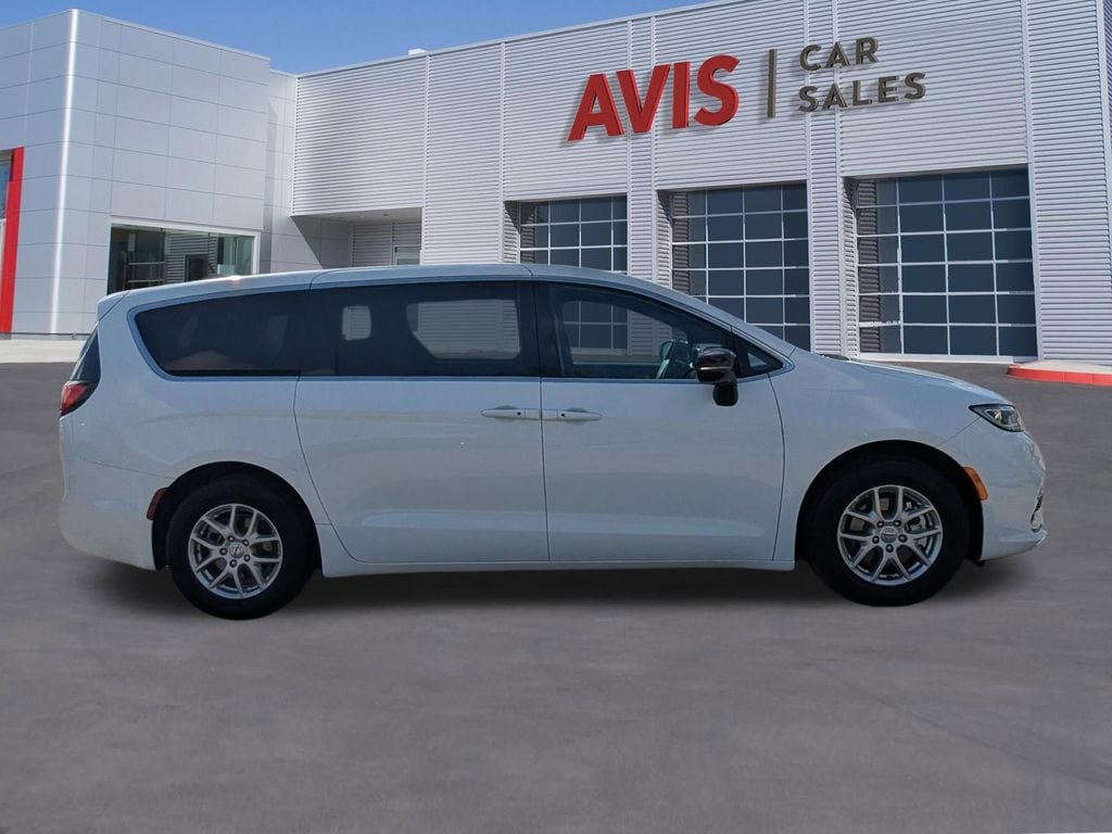 Thumbnail: 2025 Chrysler Pacifica - 5