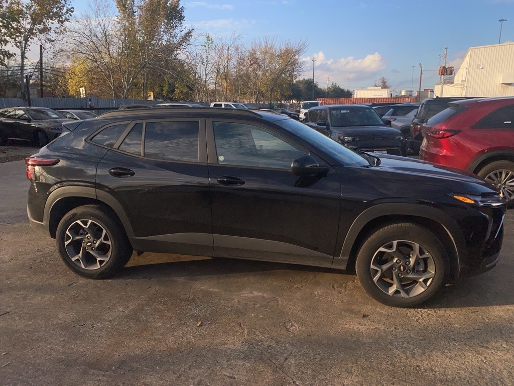 Thumbnail: 2025 Chevrolet Trax - 3