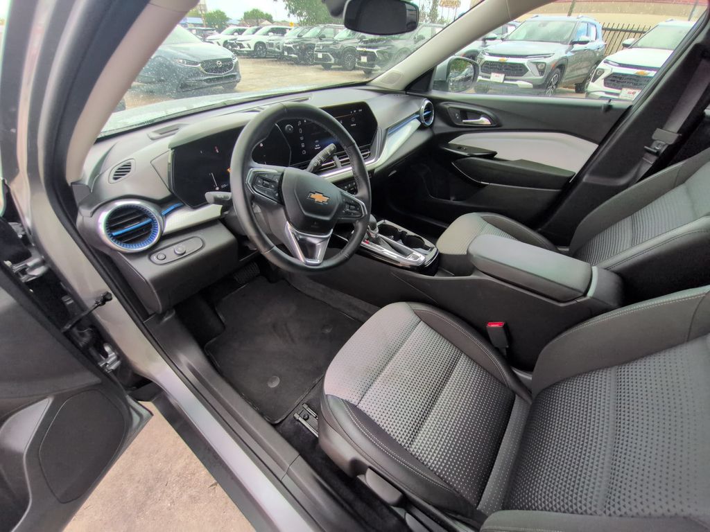 Thumbnail: 2025 Chevrolet Trax - 15