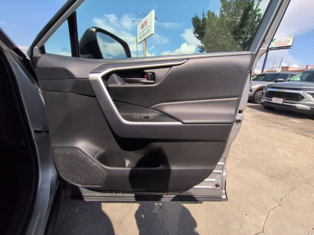Thumbnail: 2025 Toyota RAV4 - 32