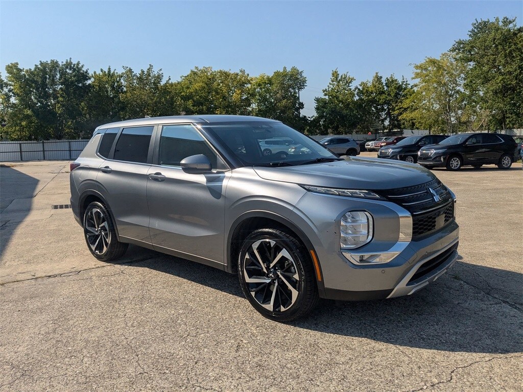 2024 Mitsubishi Outlander SE photo 3