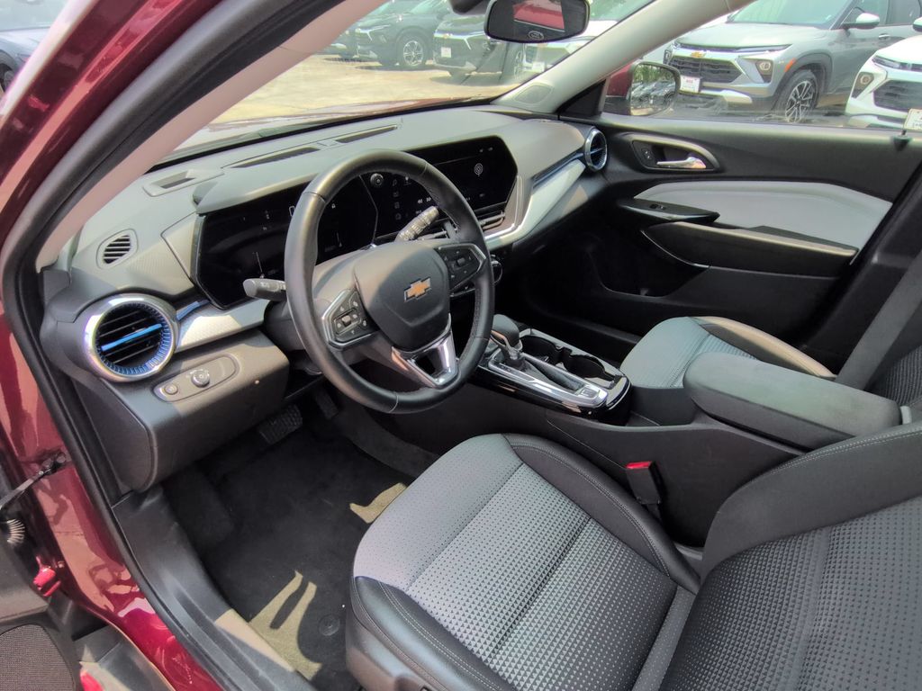 Thumbnail: 2025 Chevrolet Trax - 15