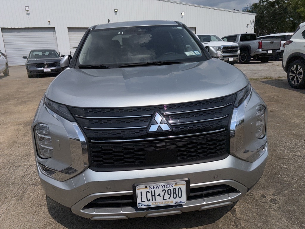 Thumbnail: 2023 Mitsubishi Outlander - 2