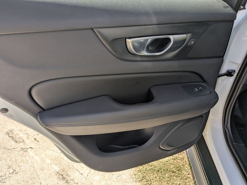 Thumbnail: 2025 Volvo S60 - 24