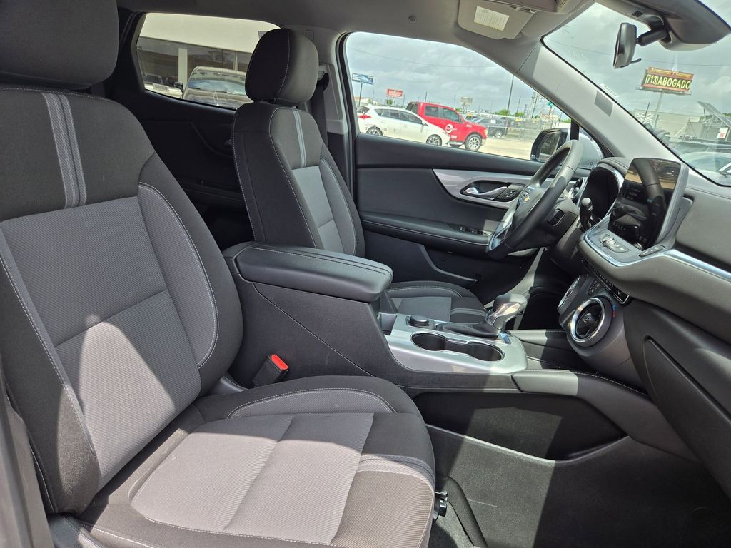 Thumbnail: 2025 Chevrolet Blazer - 31