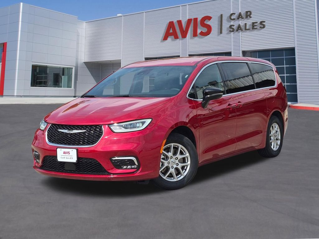 2025 Chrysler Pacifica Select's photo