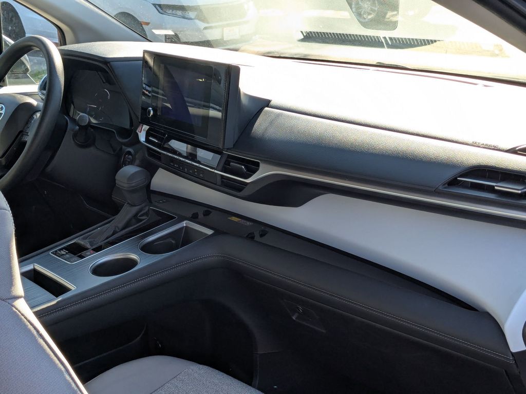 Thumbnail: 2025 Toyota Sienna - 30