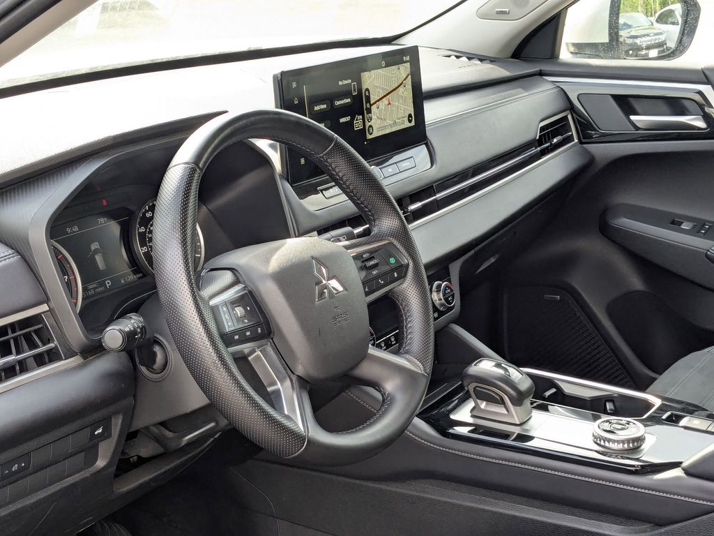 Thumbnail: 2025 Mitsubishi Outlander - 14