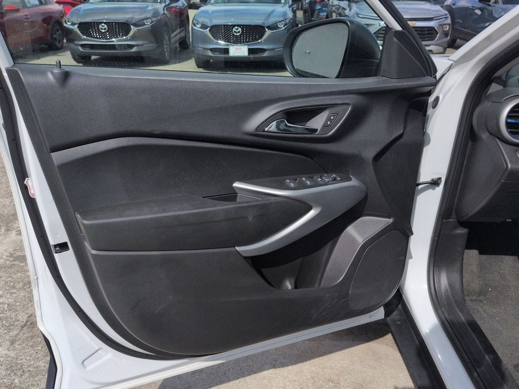 Thumbnail: 2025 Chevrolet Trax - 11