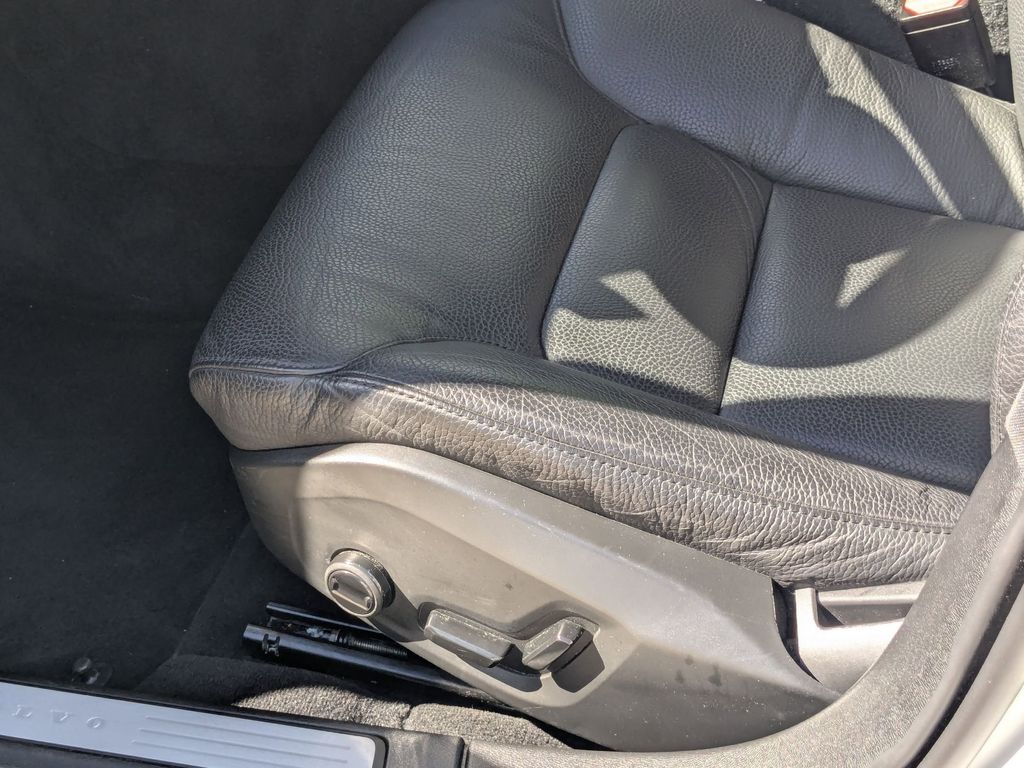 Thumbnail: 2025 Volvo S60 - 23