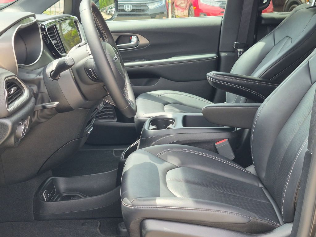 Thumbnail: 2025 Chrysler Pacifica - 23