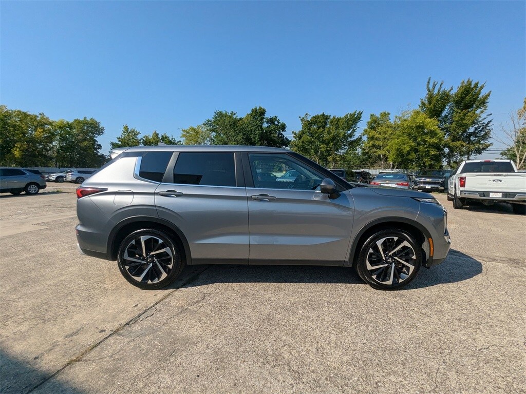 2024 Mitsubishi Outlander SE photo 4