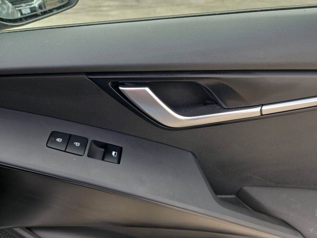 Thumbnail: 2025 Kia Niro - 33