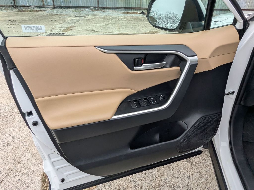 Thumbnail: 2025 Toyota RAV4 - 9