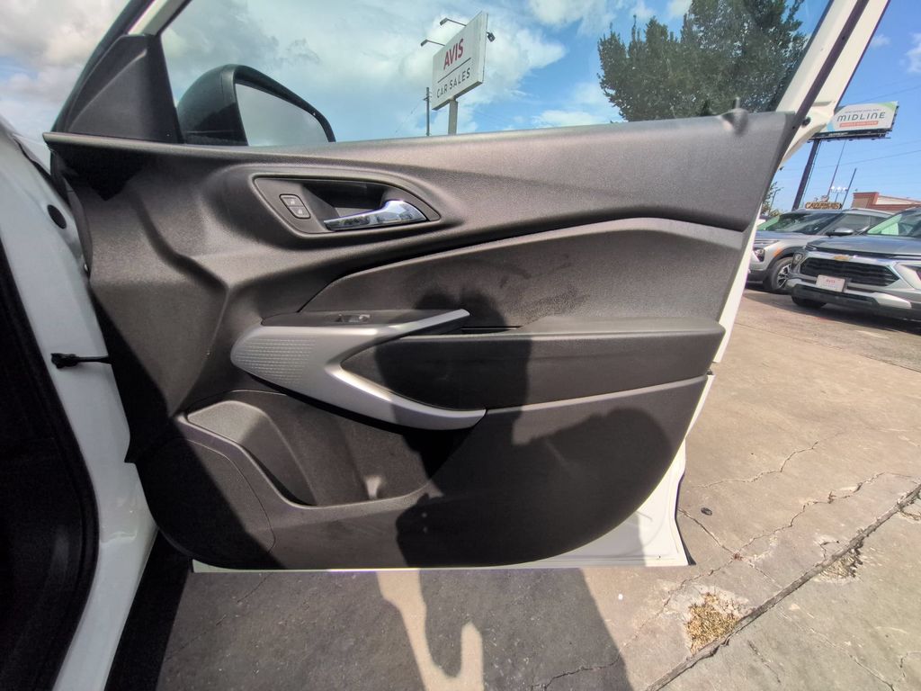 Thumbnail: 2025 Chevrolet Trax - 32