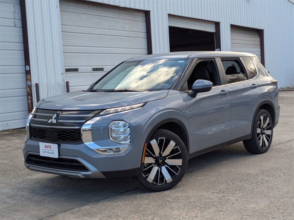 2025 Mitsubishi Outlander SE's photo