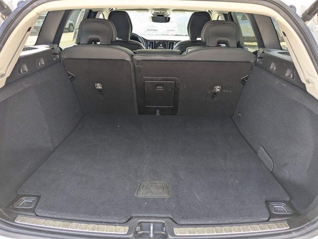 Thumbnail: 2025 Volvo S60 - 28