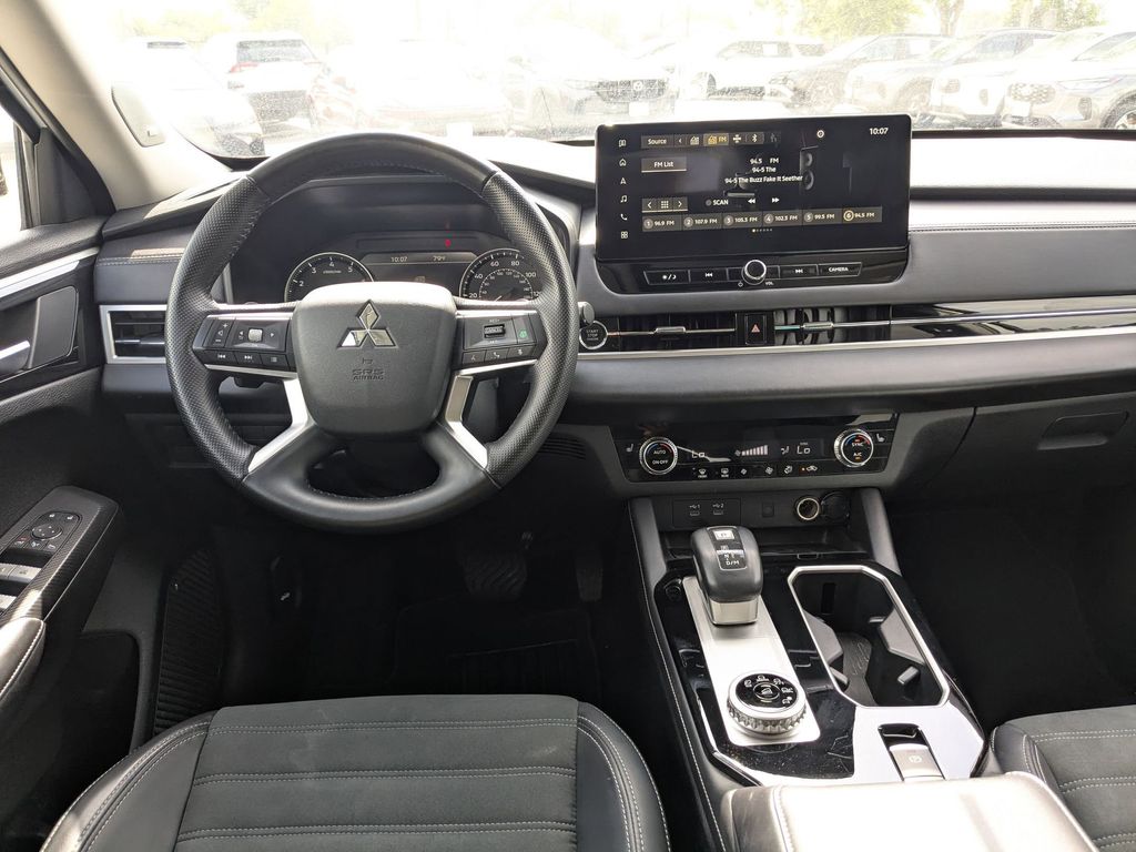 Thumbnail: 2025 Mitsubishi Outlander - 24
