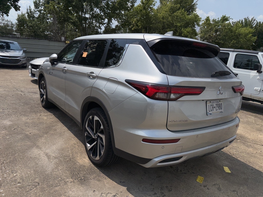 Thumbnail: 2023 Mitsubishi Outlander - 6
