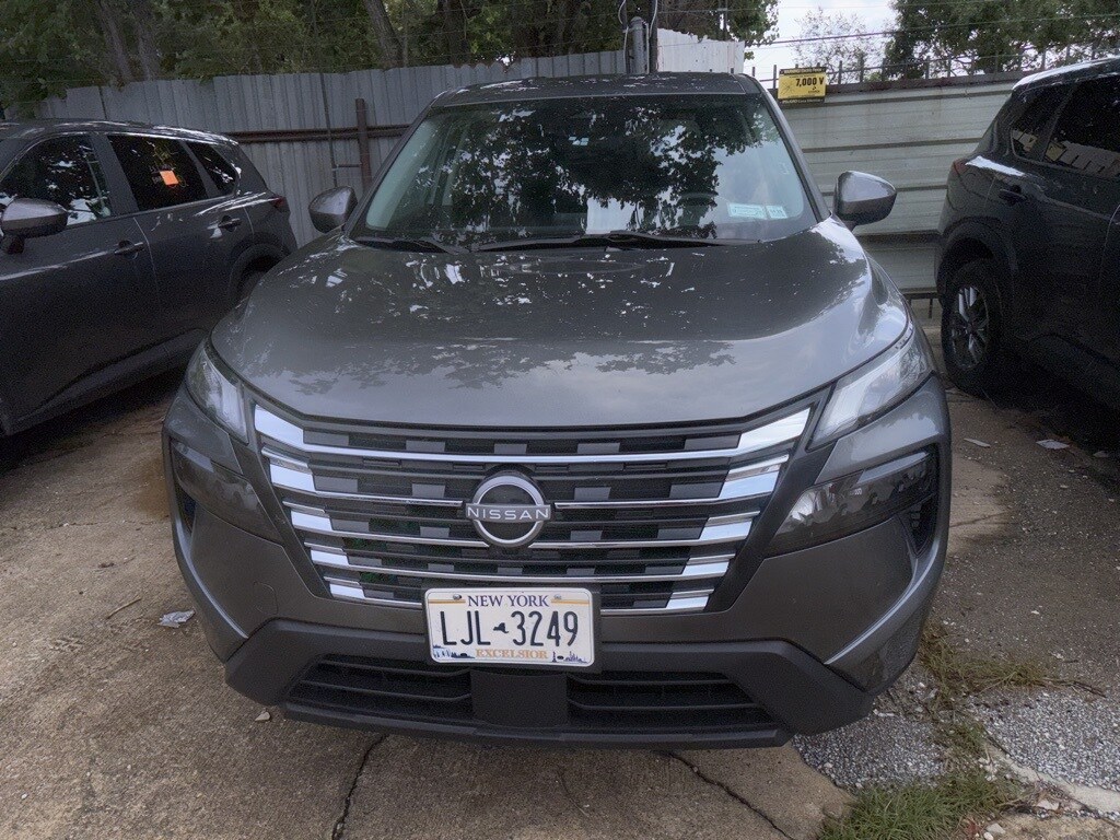 2024 Nissan Rogue SV photo 2