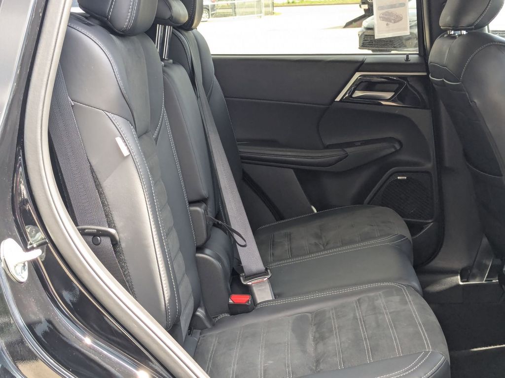 Thumbnail: 2025 Mitsubishi Outlander - 26