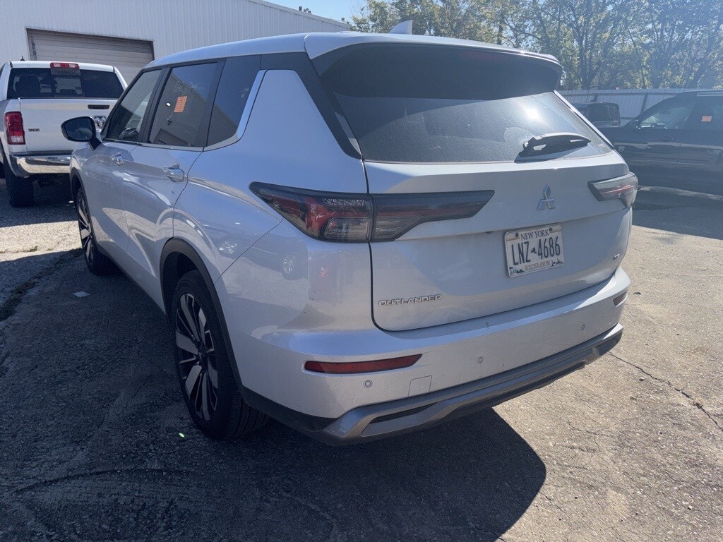 Thumbnail: 2025 Mitsubishi Outlander - 4