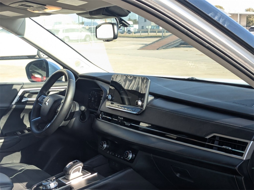 Thumbnail: 2024 Mitsubishi Outlander - 30