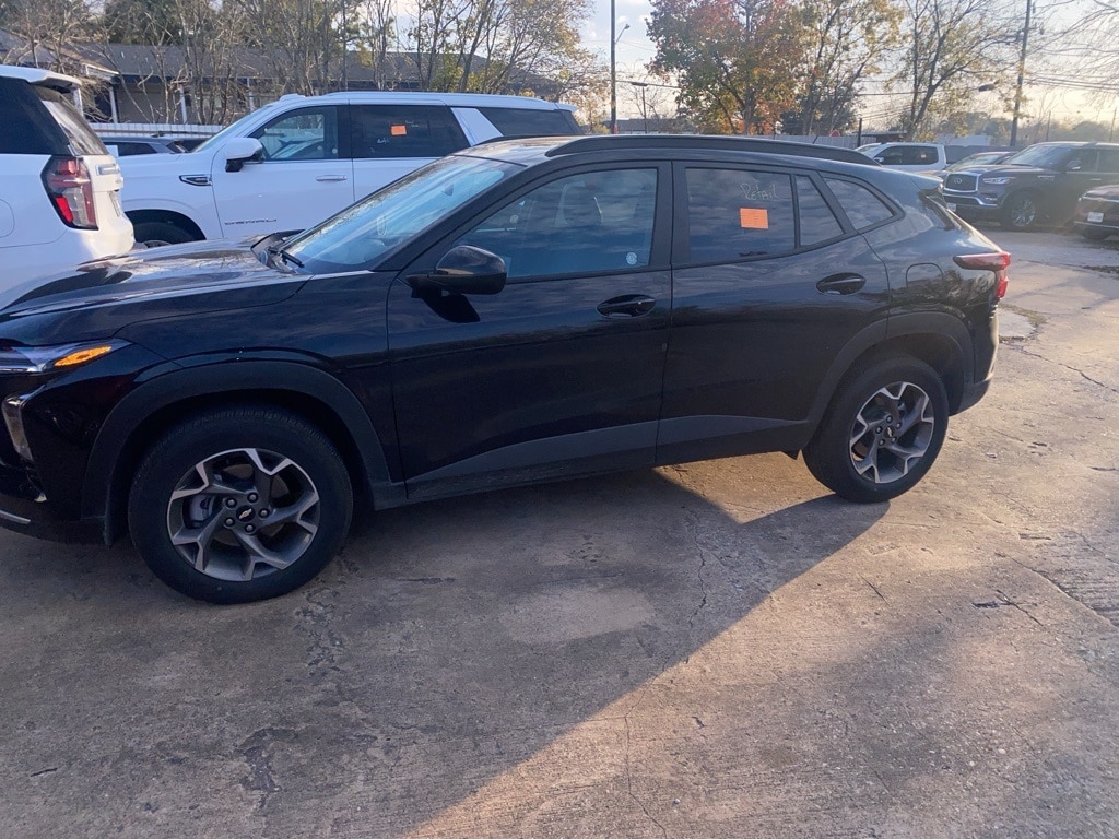 Thumbnail: 2025 Chevrolet Trax - 2