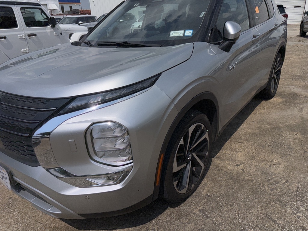Thumbnail: 2023 Mitsubishi Outlander - 1