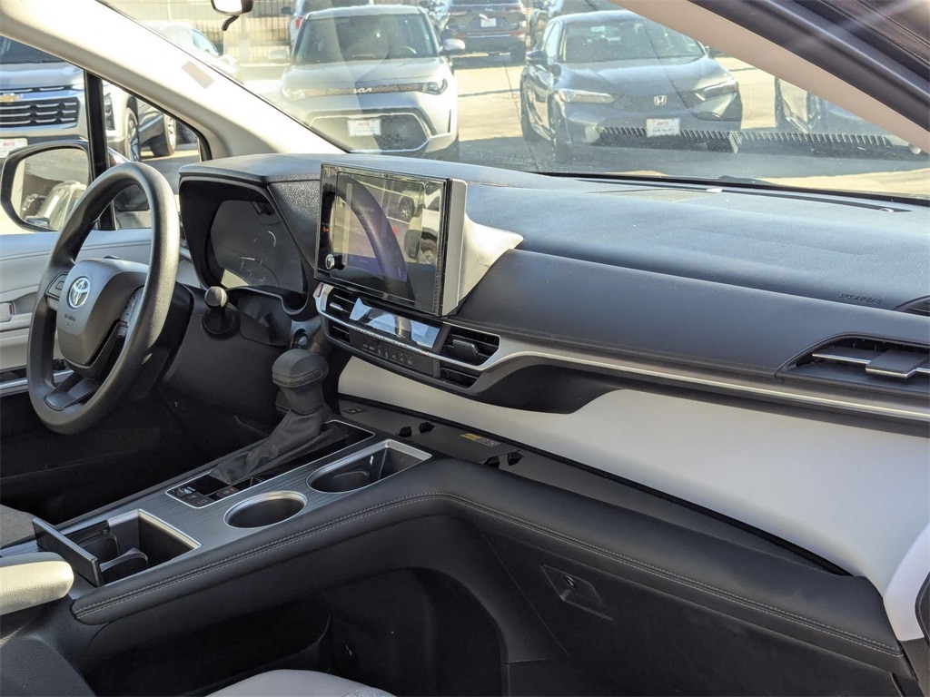 Thumbnail: 2025 Toyota Sienna - 30