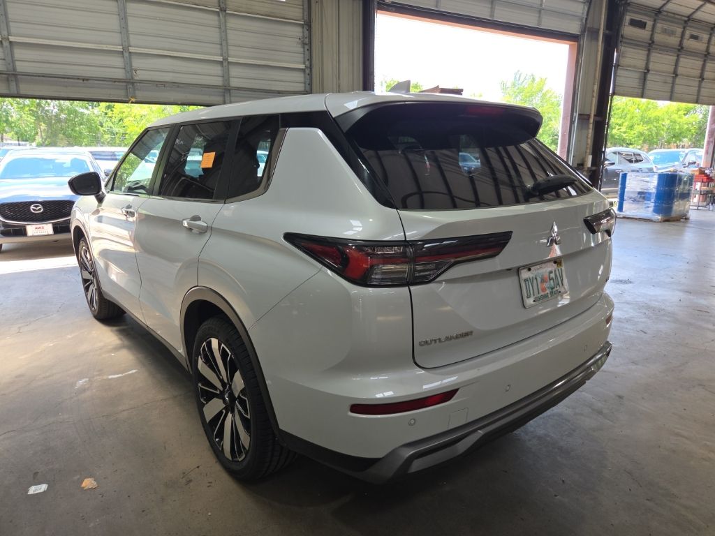 Thumbnail: 2025 Mitsubishi Outlander - 8