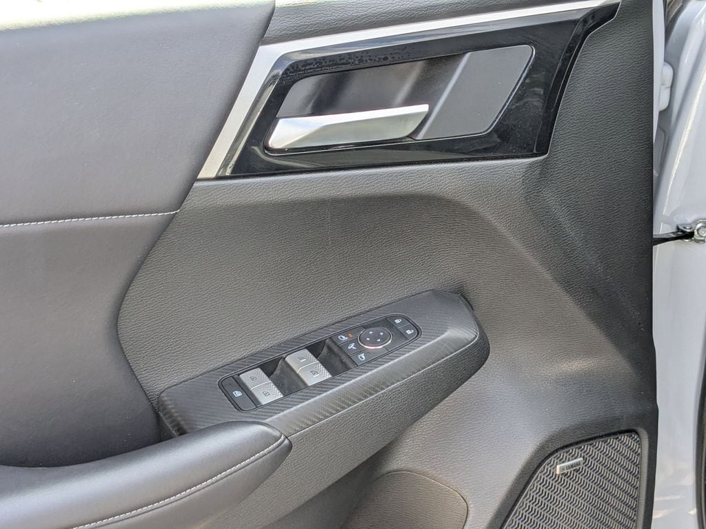 Thumbnail: 2025 Mitsubishi Outlander - 9