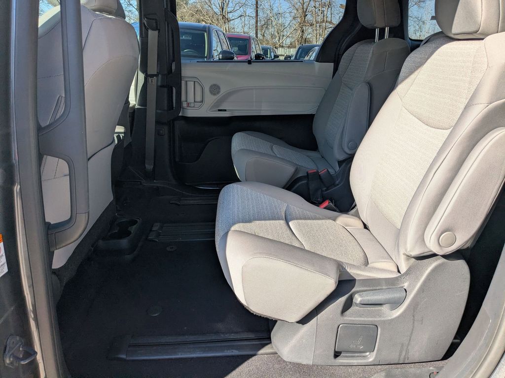 Thumbnail: 2025 Toyota Sienna - 26