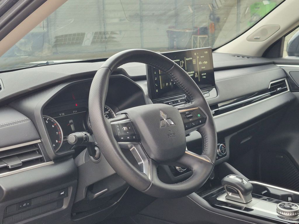 Thumbnail: 2025 Mitsubishi Outlander - 13