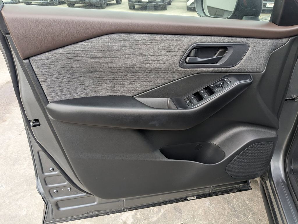 Thumbnail: 2023 Nissan Rogue - 11