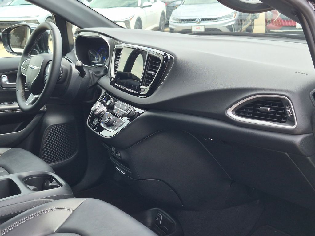 Thumbnail: 2025 Chrysler Pacifica - 25