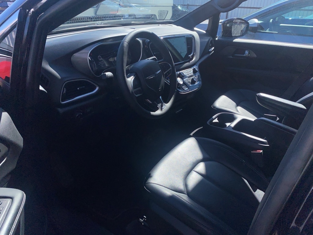 Thumbnail: 2025 Chrysler Pacifica - 6