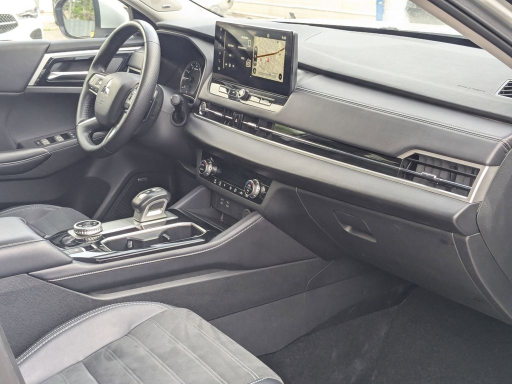 Thumbnail: 2025 Mitsubishi Outlander - 31