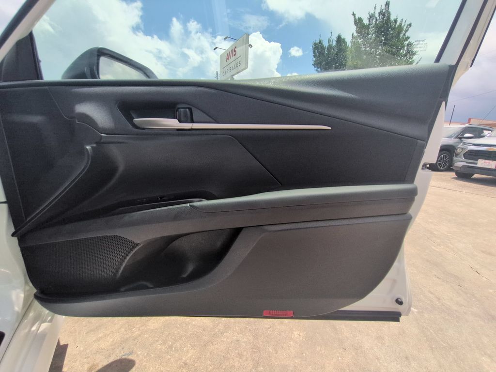 Thumbnail: 2025 Toyota Camry - 32