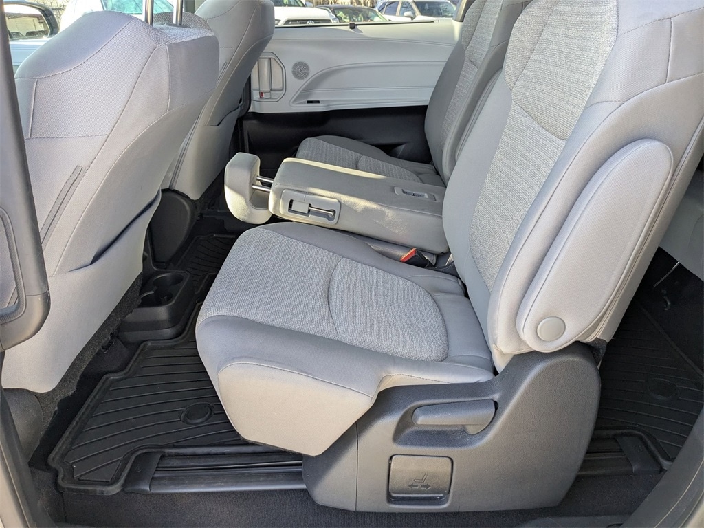 Thumbnail: 2025 Toyota Sienna - 25