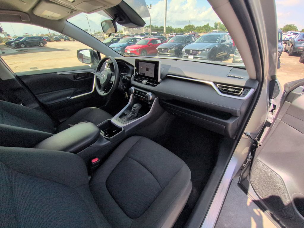 Thumbnail: 2025 Toyota RAV4 - 31