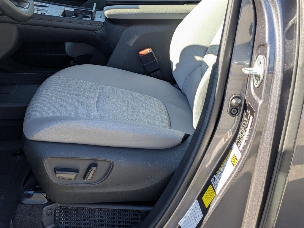 Thumbnail: 2025 Toyota Sienna - 23