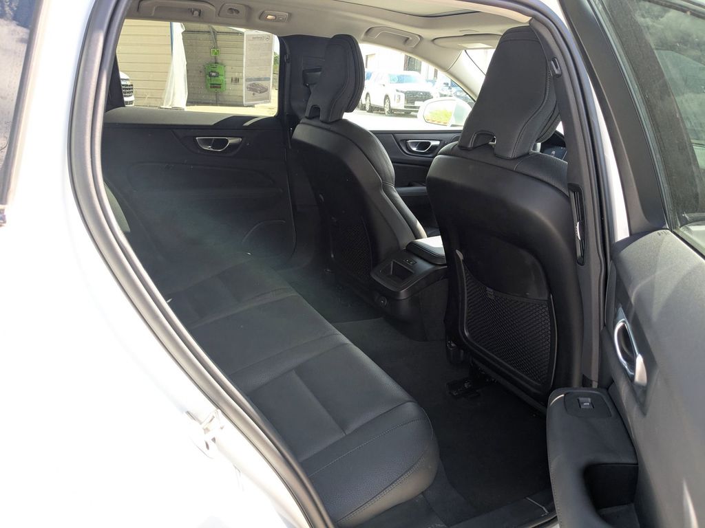 Thumbnail: 2025 Volvo S60 - 30