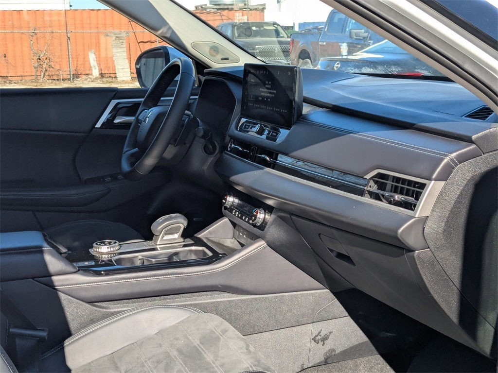 Thumbnail: 2025 Mitsubishi Outlander - 32