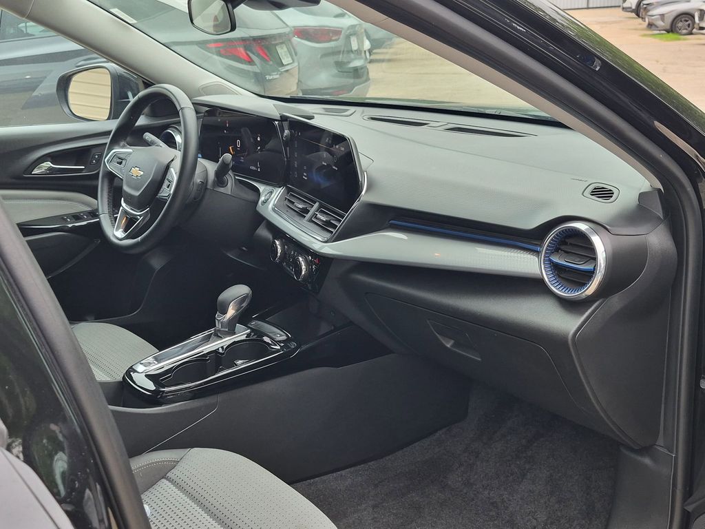Thumbnail: 2025 Chevrolet Trax - 29